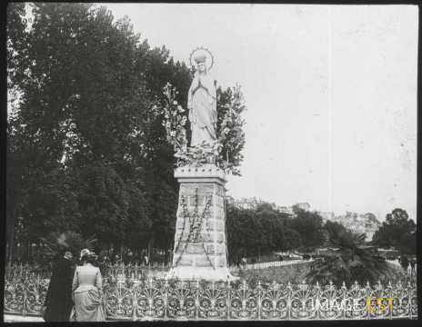 Statue de la Vierge couronnée (Lourdes)